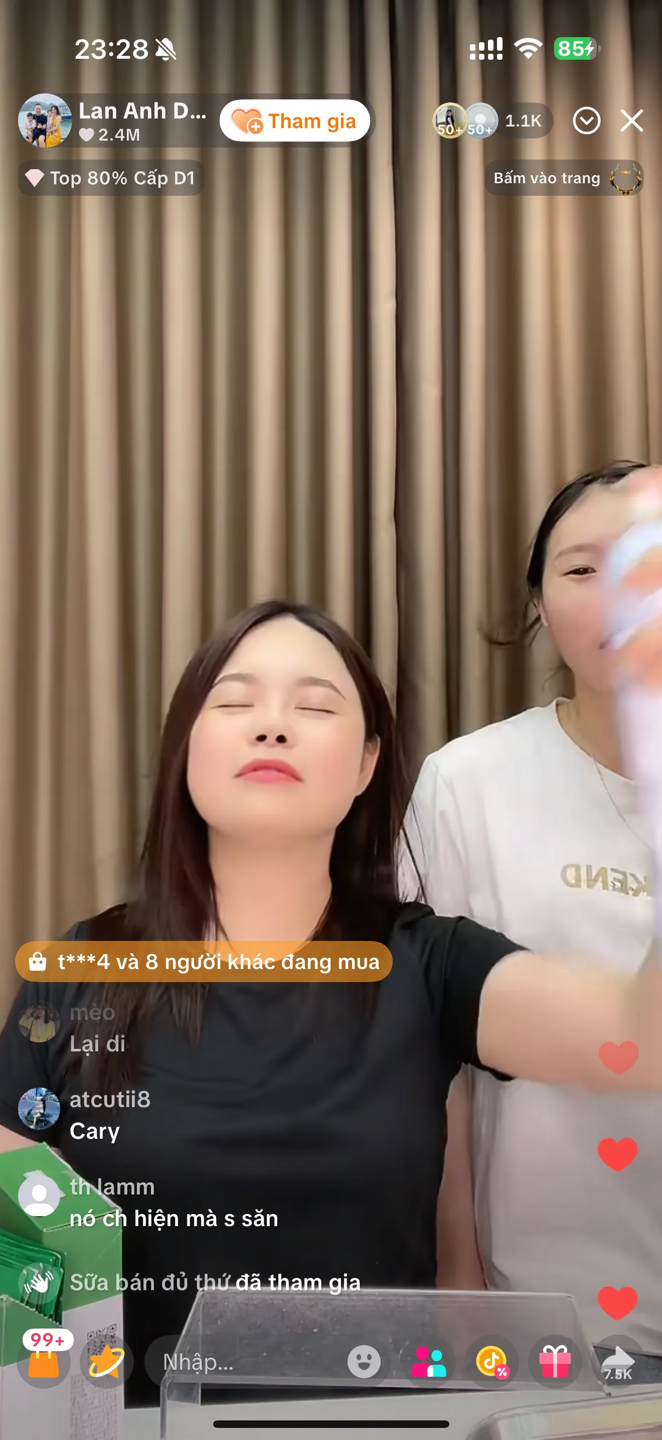 Màn hình điện thoại đang phát live lúc 23 giờ 28 phút