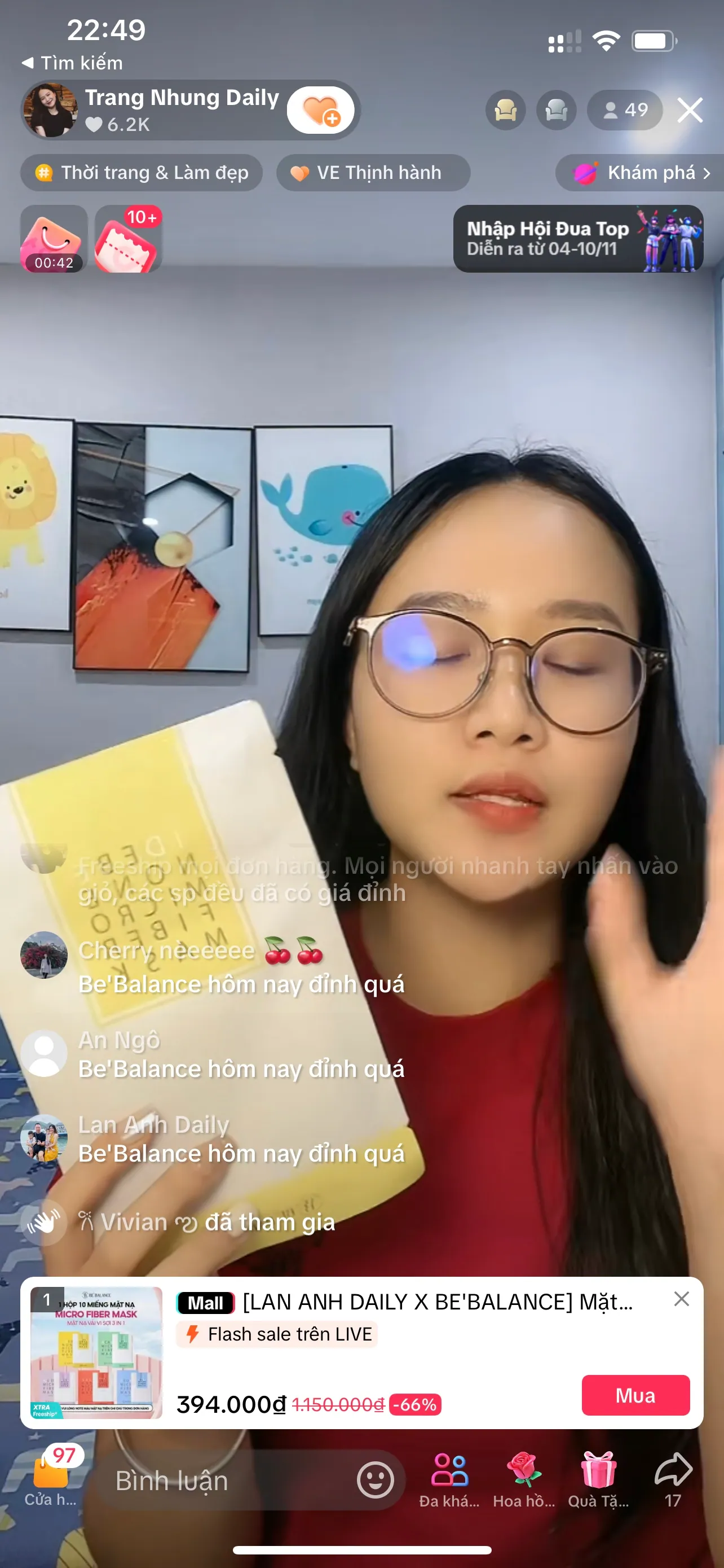 Ảnh chụp màn hình phiên livestream, người bán cầm sản phẩm giới thiệu, bên dưới là ô sản phẩm được ghim kèm giá.