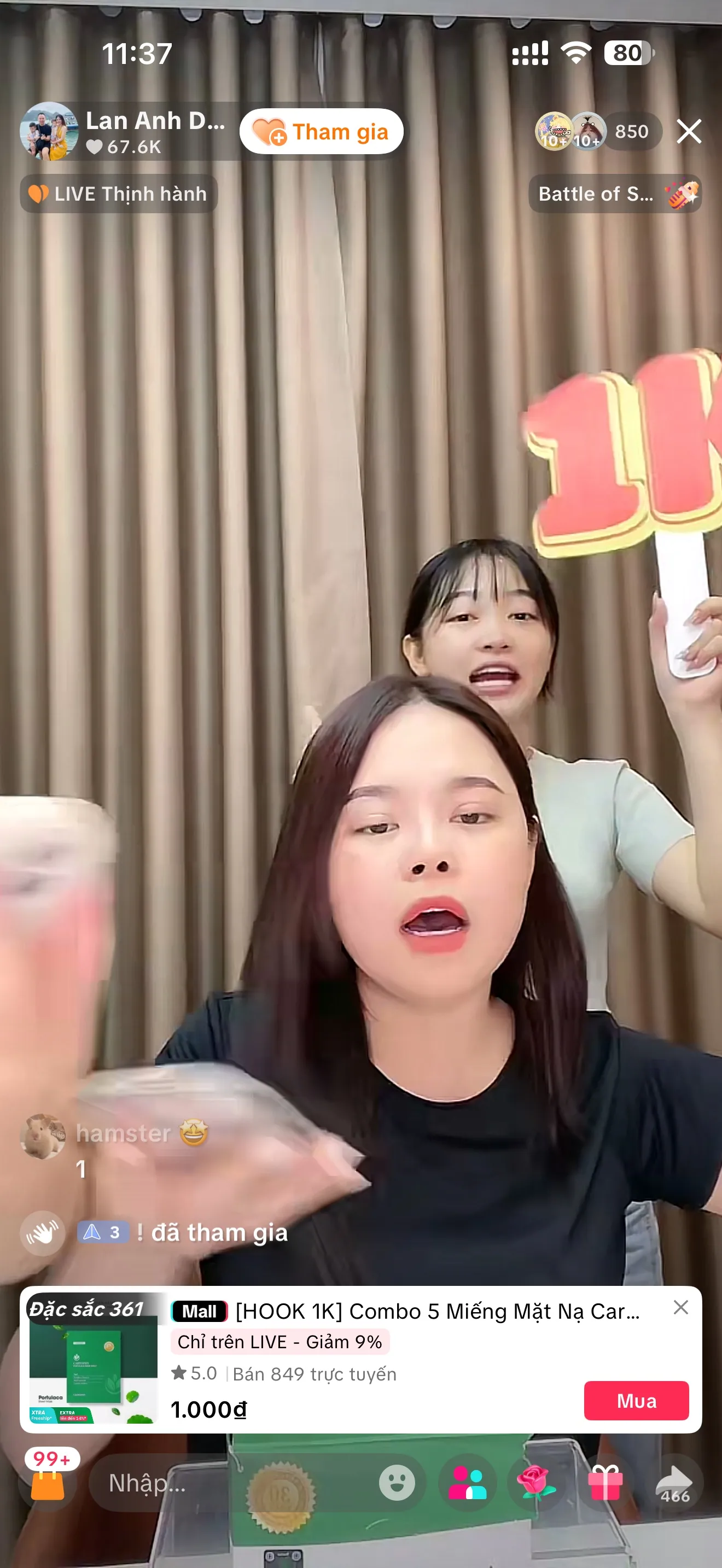 Ảnh chụp màn hình phiên livestream có sản phẩm được ghim ở giá một nghìn đồng, người bán đang giới thiệu trước ống kính.