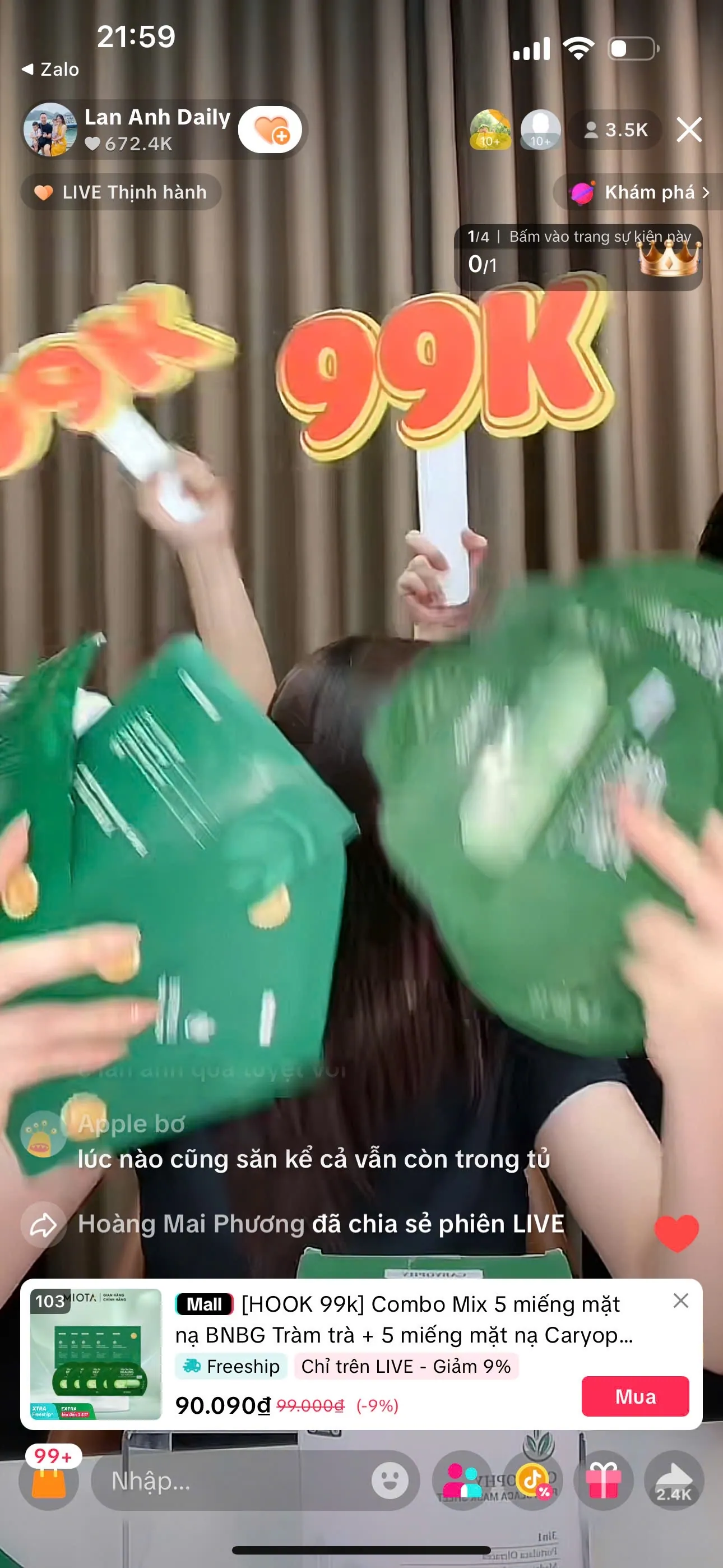 Một người trong phiên live giơ hai sản phẩm lên trước máy quay, phía dưới màn hình là giỏ hàng ghim mức giá 90.000đ.