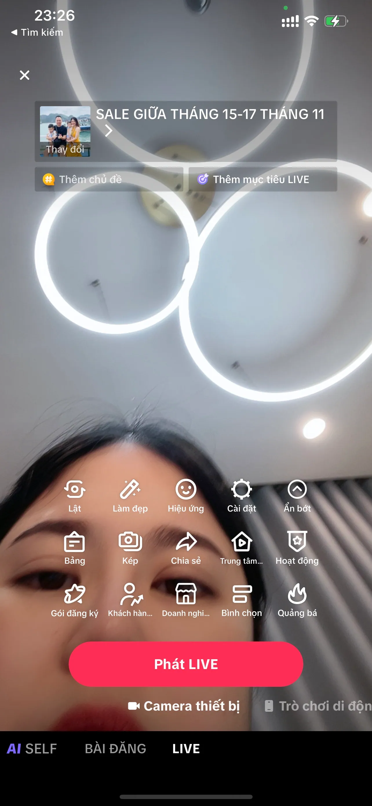 Màn hình ứng dụng TikTok ở chế độ chuẩn bị phát trực tiếp, có nút Phát LIVE màu đỏ ở giữa.